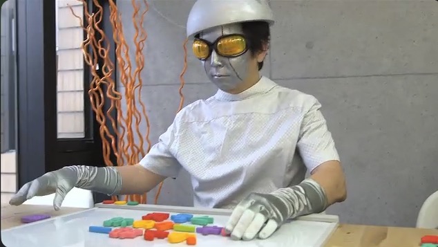 gengoの企業映像で人物がカラフルな文字を並べる一場面